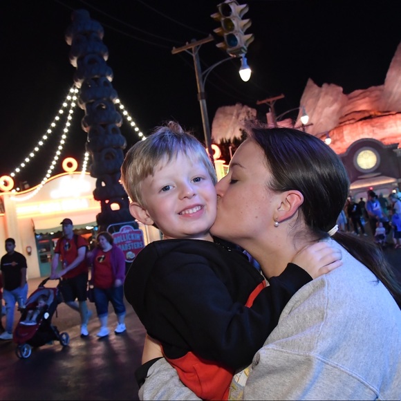 Meet your Posher, Lauren - Picture 2 of 2